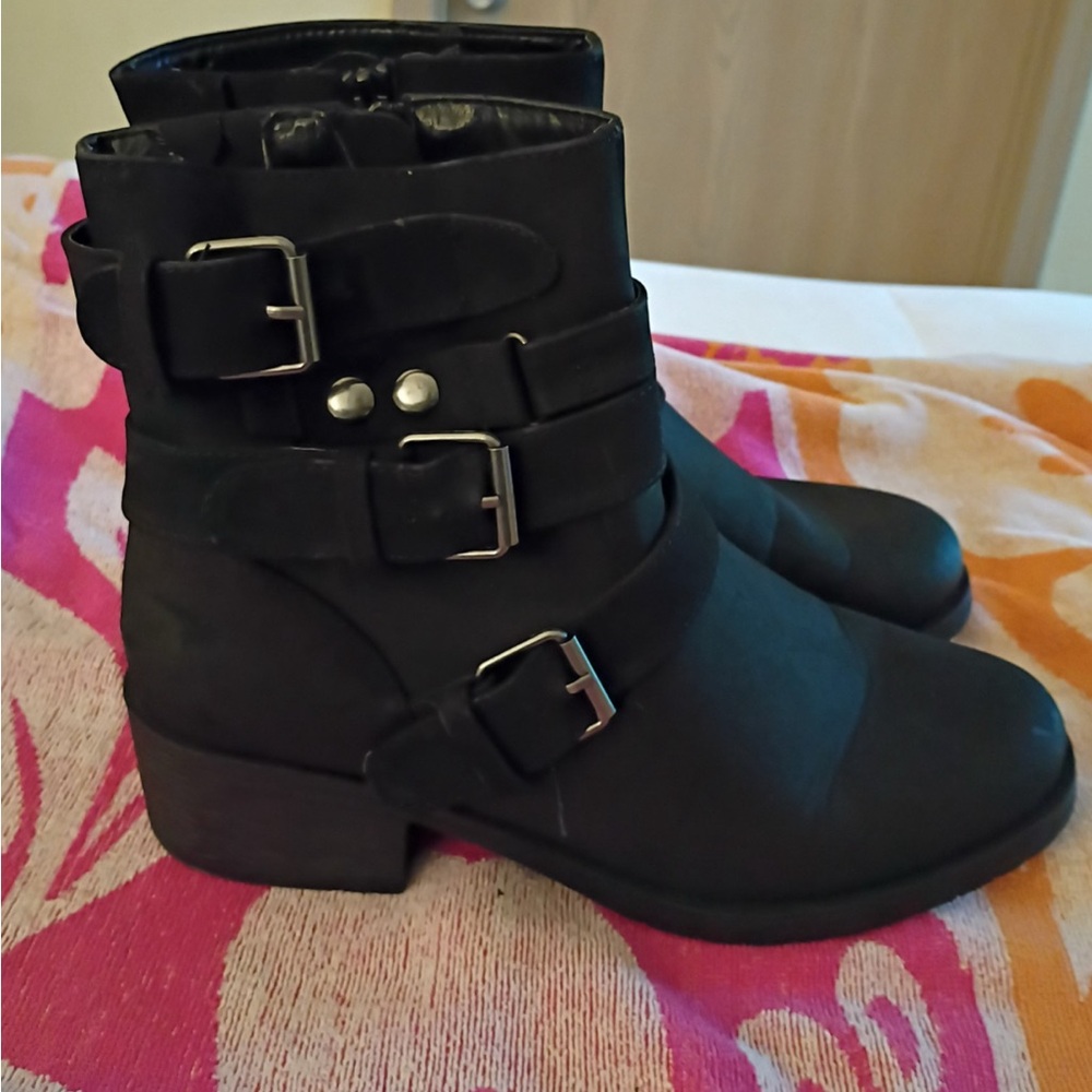 White Mountain black boots